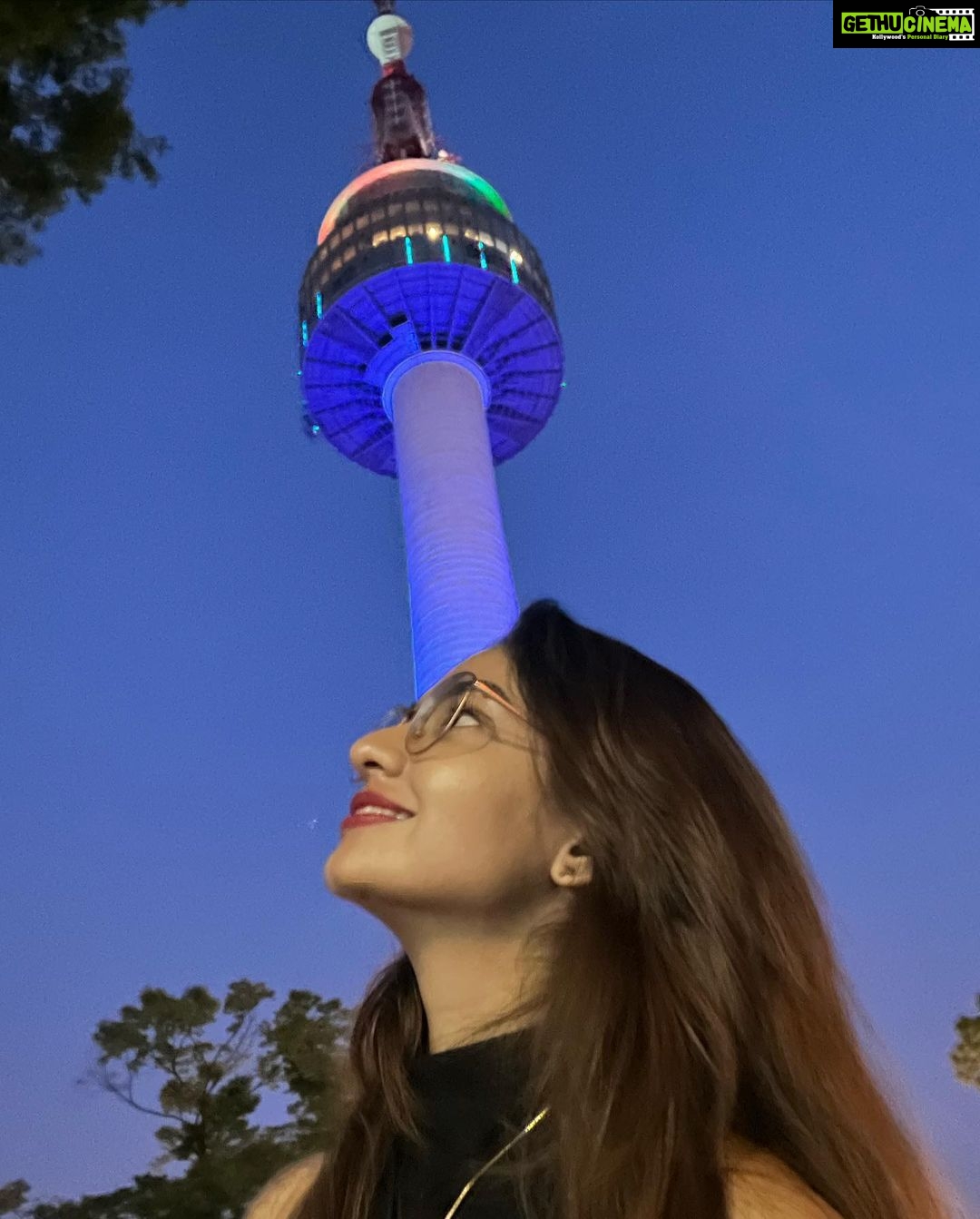 Anushka Sen Instagram - Seoul Tower π°π·π₯Ήπ«°πΉ#namsantower #seoul #korea NμμΈνμ - N SeoulTower