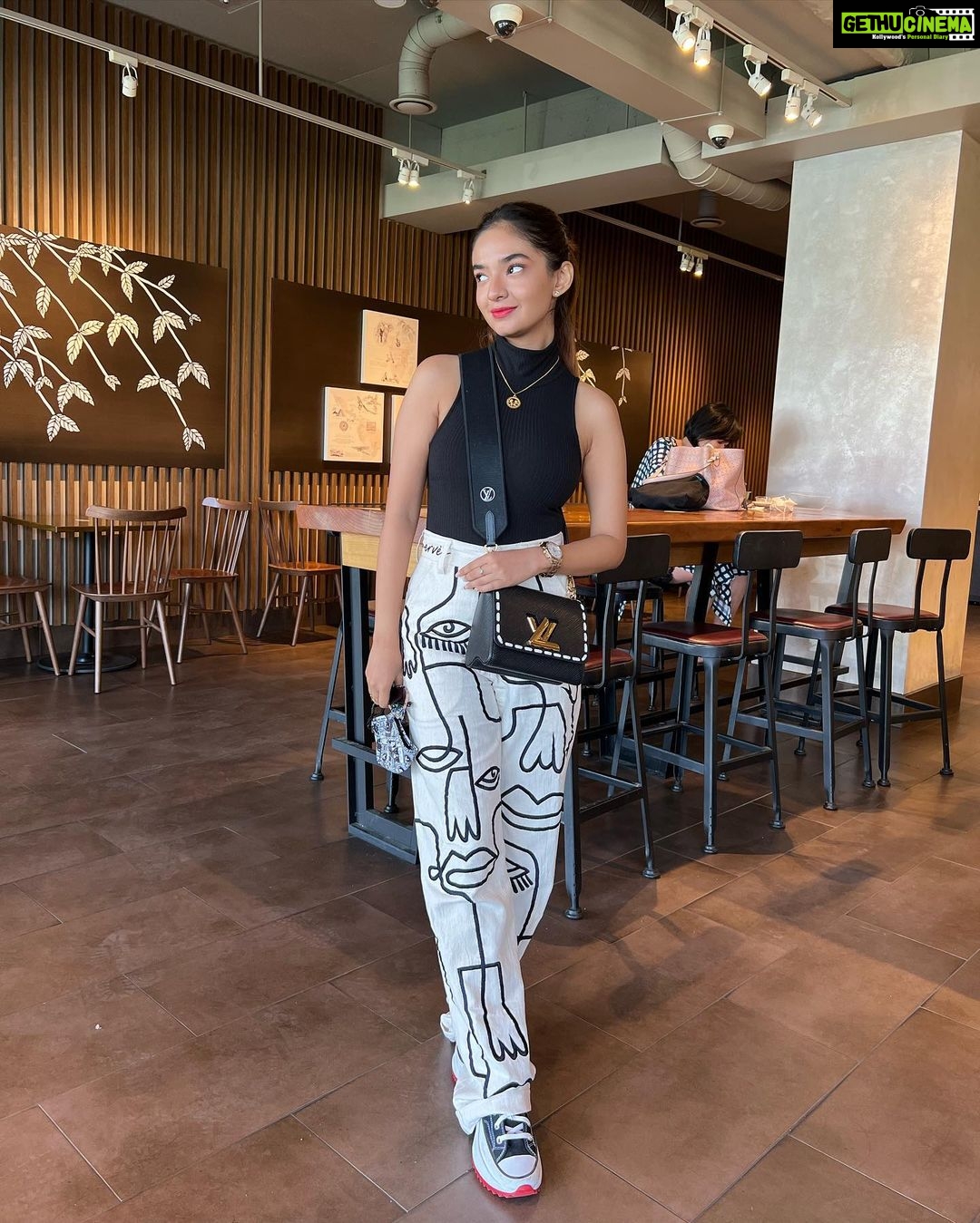 Anushka Sen Instagram - new day new slay ðŸ¤ðŸ«° . Pants: @maisonlesenerves Seoul, Korea