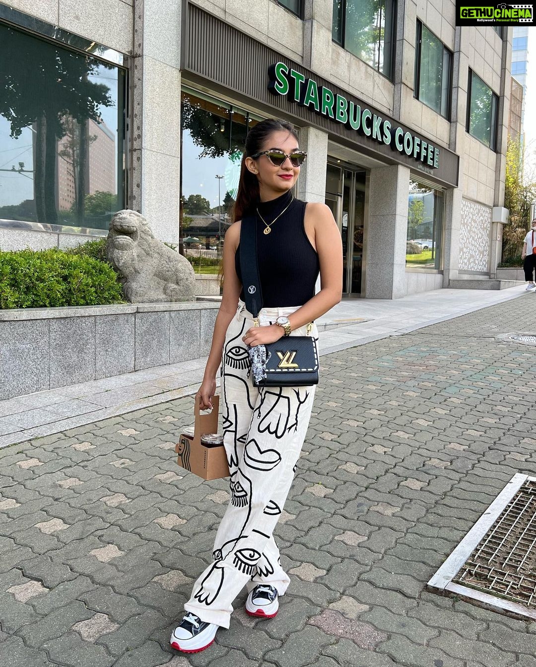 Anushka Sen Instagram - new day new slay ðŸ¤ðŸ«° . Pants: @maisonlesenerves Seoul, Korea