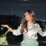 Anushka Sen Instagram - Seoul Tower View from my Hotel Room🥹🌹 남산서울타워 #namsantower The Shilla Hotels & Resorts - 신라호텔