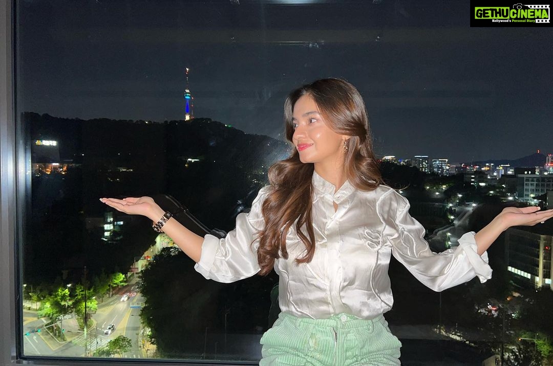 Anushka Sen Instagram - Seoul Tower View from my Hotel Room🥹🌹 남산서울타워 #namsantower The Shilla Hotels & Resorts - 신라호텔