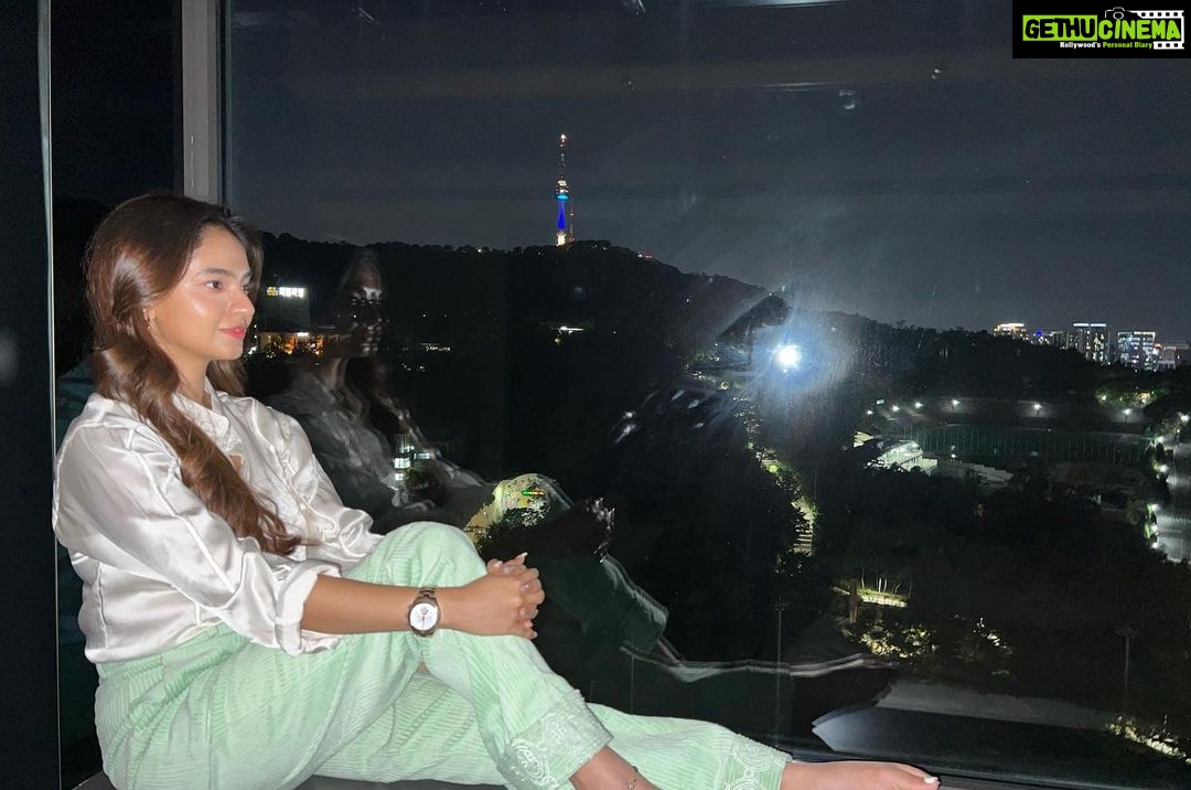 Anushka Sen Instagram - Seoul Tower View from my Hotel Room🥹🌹 남산서울타워 #namsantower The Shilla Hotels & Resorts - 신라호텔