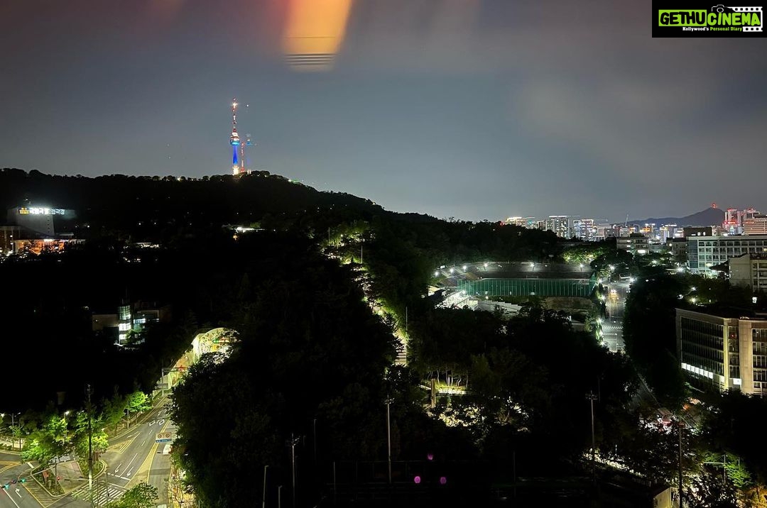 Anushka Sen Instagram - Seoul Tower View from my Hotel Room🥹🌹 남산서울타워 #namsantower The Shilla Hotels & Resorts - 신라호텔