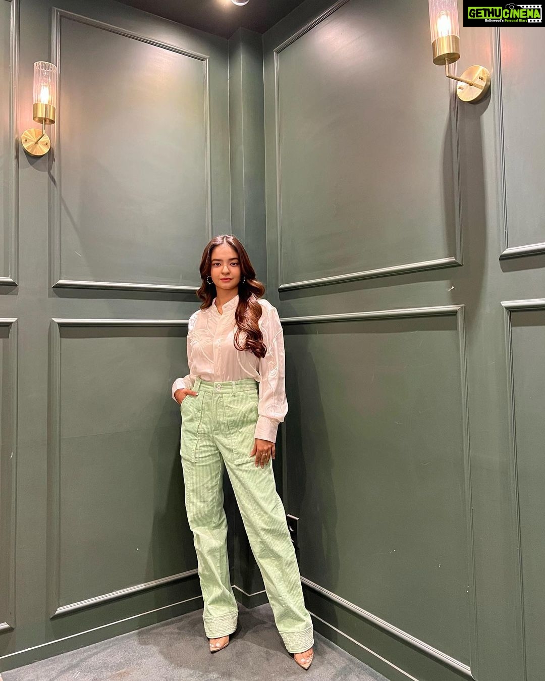 Anushka Sen Instagram - ready for meetings in Seoul 🇰🇷🌹🫰 . Wearing: @maisonlesenerves Yoning요닝