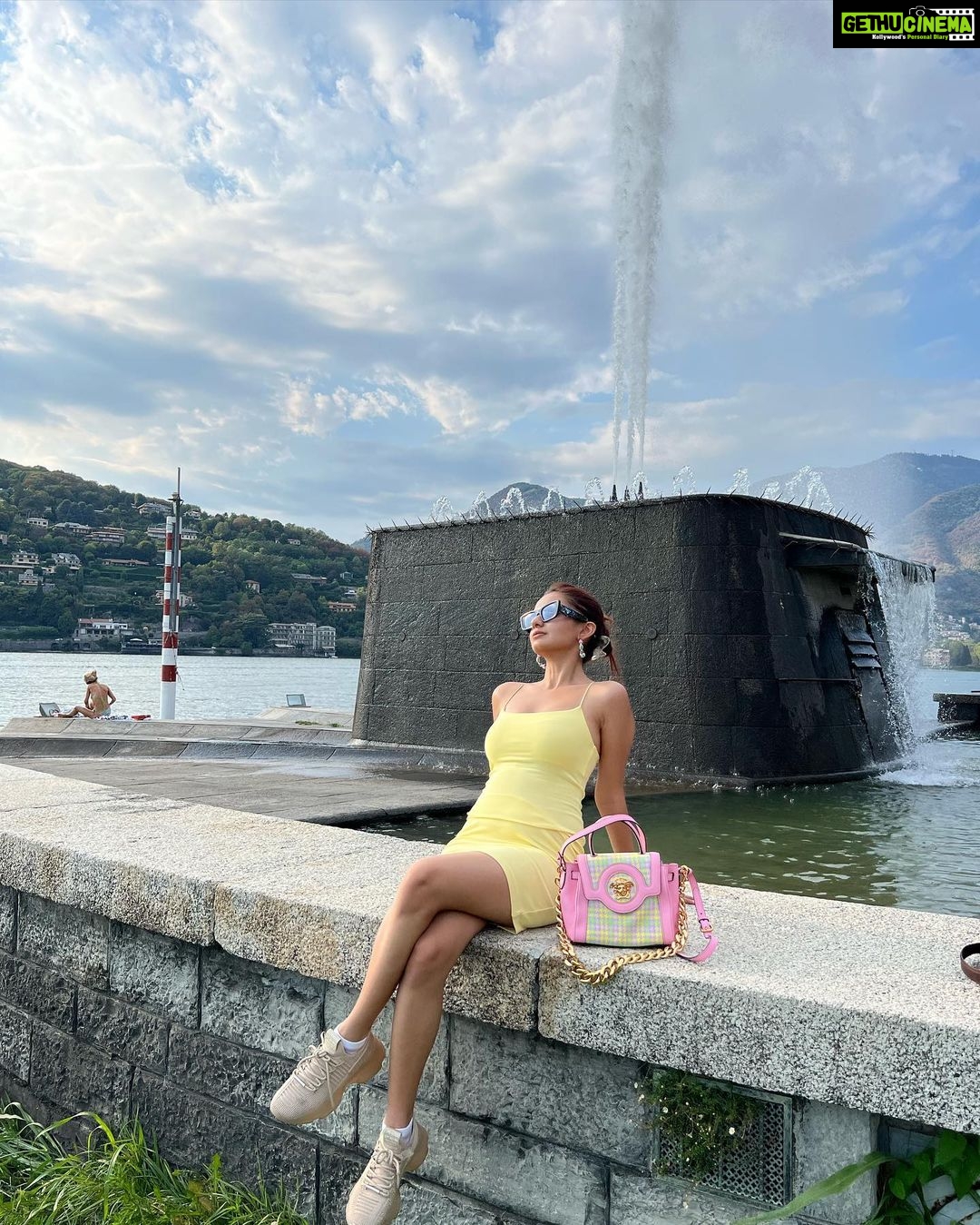 Anushka Sen Instagram - He put my name in yellow hearts π«Άπ Como, Italy