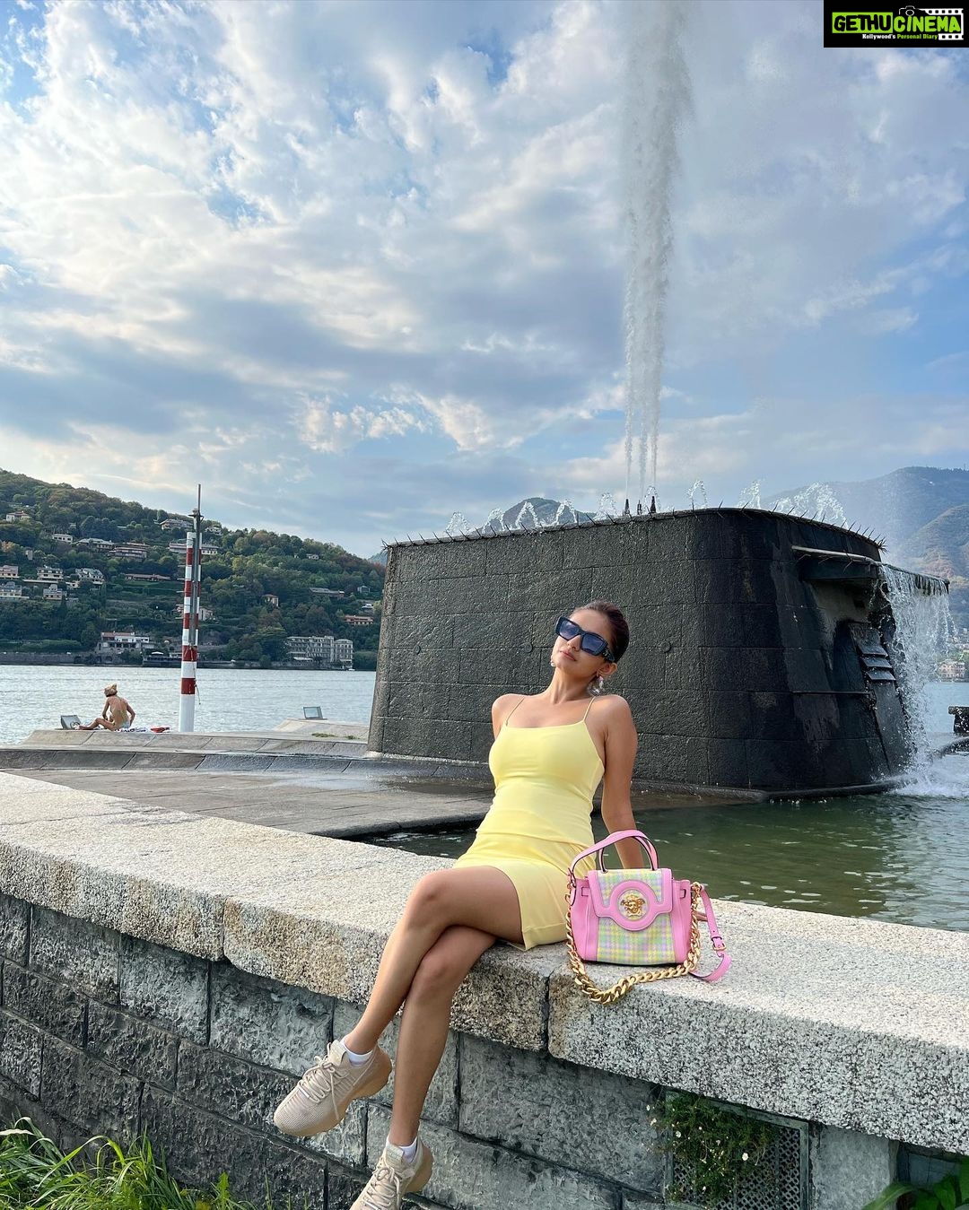 Anushka Sen Instagram - He put my name in yellow hearts 🫶💛 Como, Italy