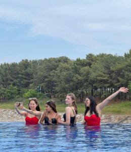 Anushka Sen Instagram - Gurl Gang 💃👯‍♀️💃 #Squadgoals #oneasia