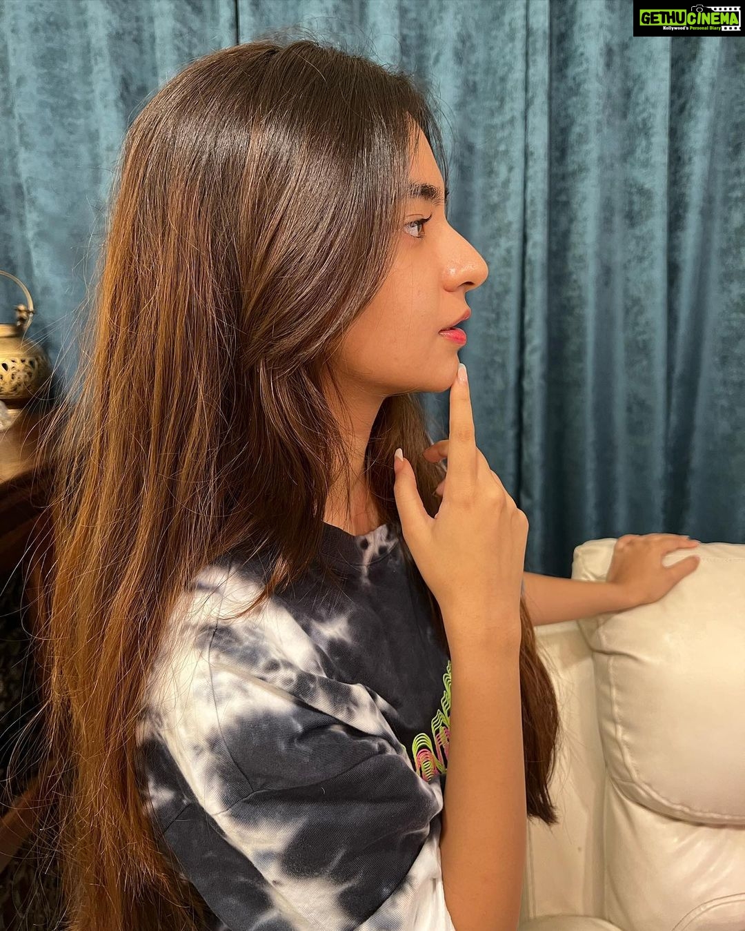 Anushka Sen Instagram - currently listening to Harry’s House 🫶