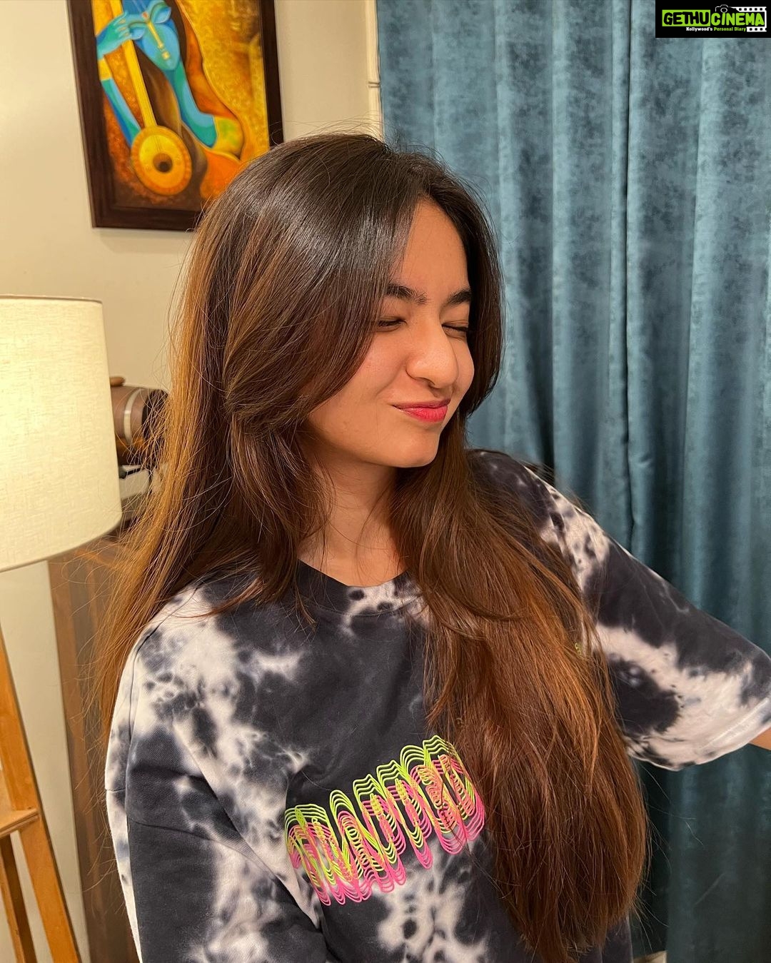 Anushka Sen Instagram - currently listening to Harry’s House 🫶