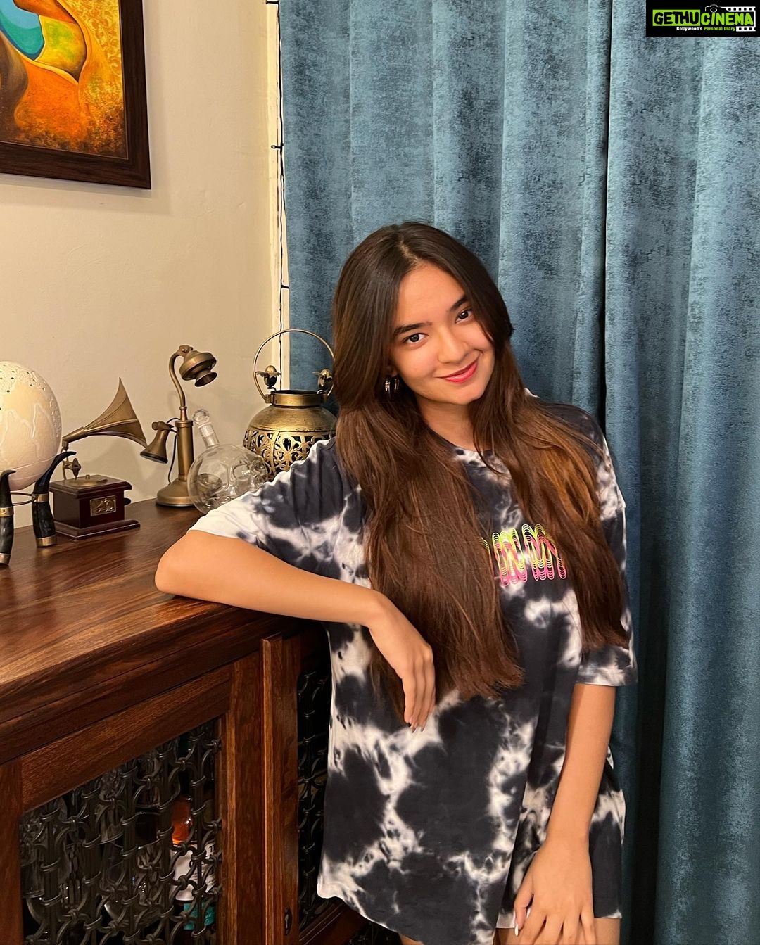 Anushka Sen Instagram - currently listening to Harry’s House 🫶