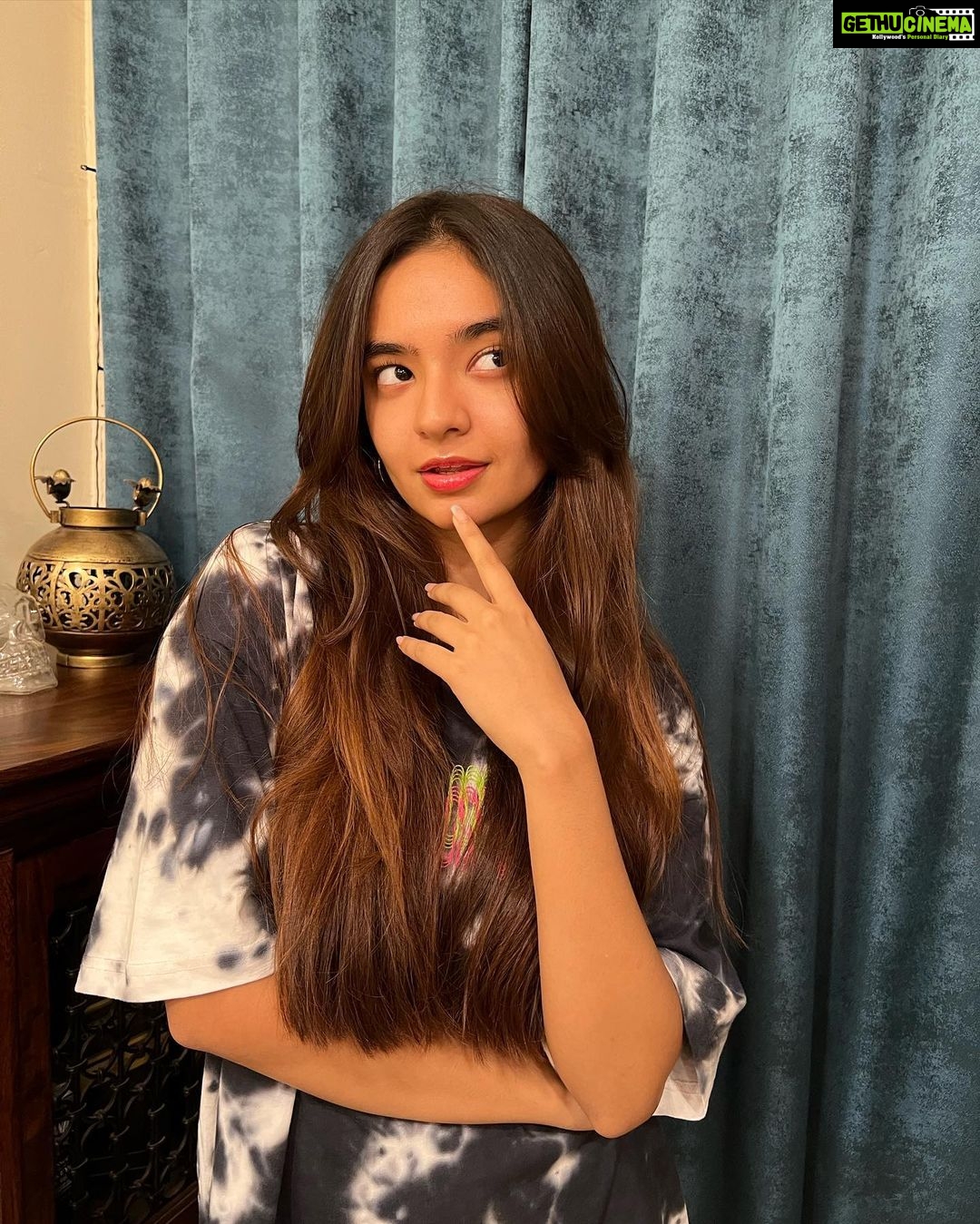 Anushka Sen Instagram - currently listening to Harry’s House 🫶