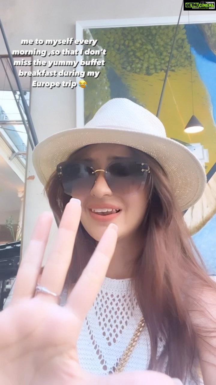 Anushka Sen Instagram - This sound is stuck in my head 😂😂 #chrissywakeup #funnyreels #reelsinstagram Venice, Italy