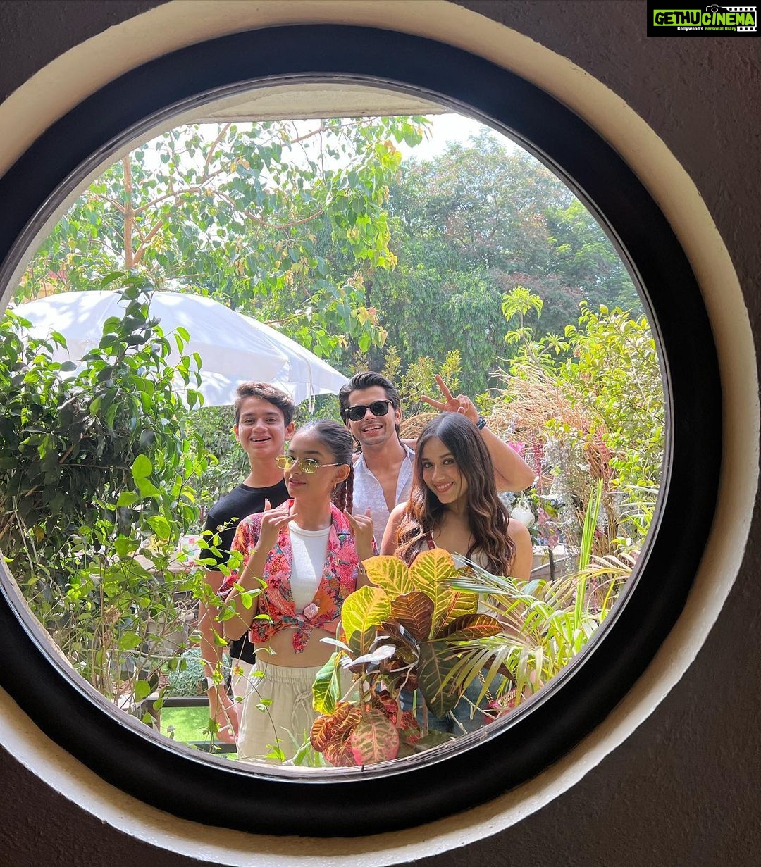 Anushka Sen Instagram - Bastian with besties 🦦💞