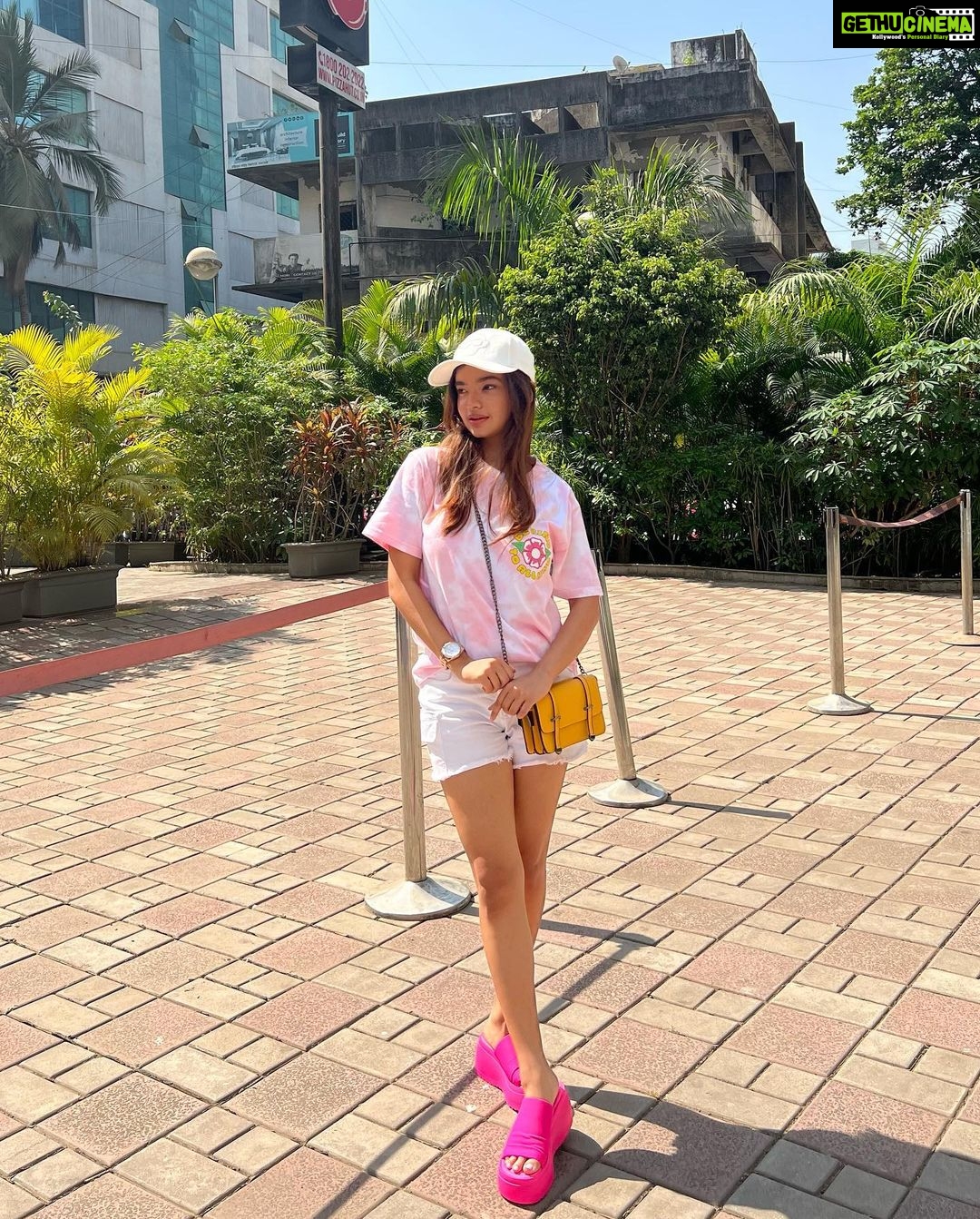 Anushka Sen Instagram - movie time πΈπ . . Tee&cap: @urbanmonkeyindia