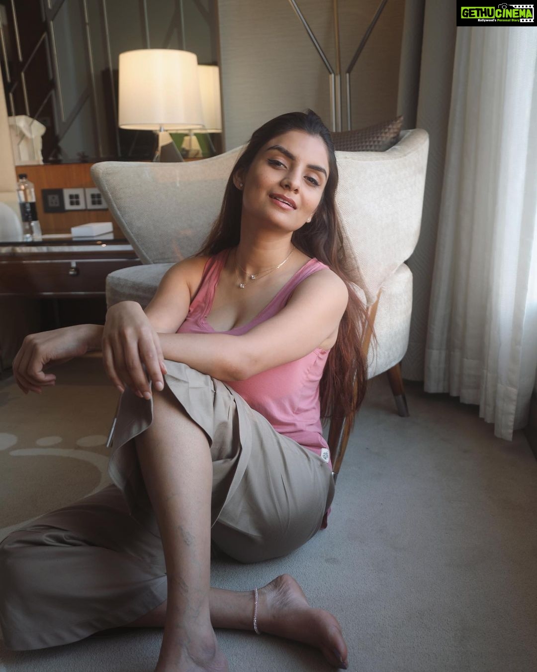 Anveshi Jain Instagram - See you Live in sometime and pawri karte hai ... ! 😛🎶 #pawrihoraihai on #anveshijain #live