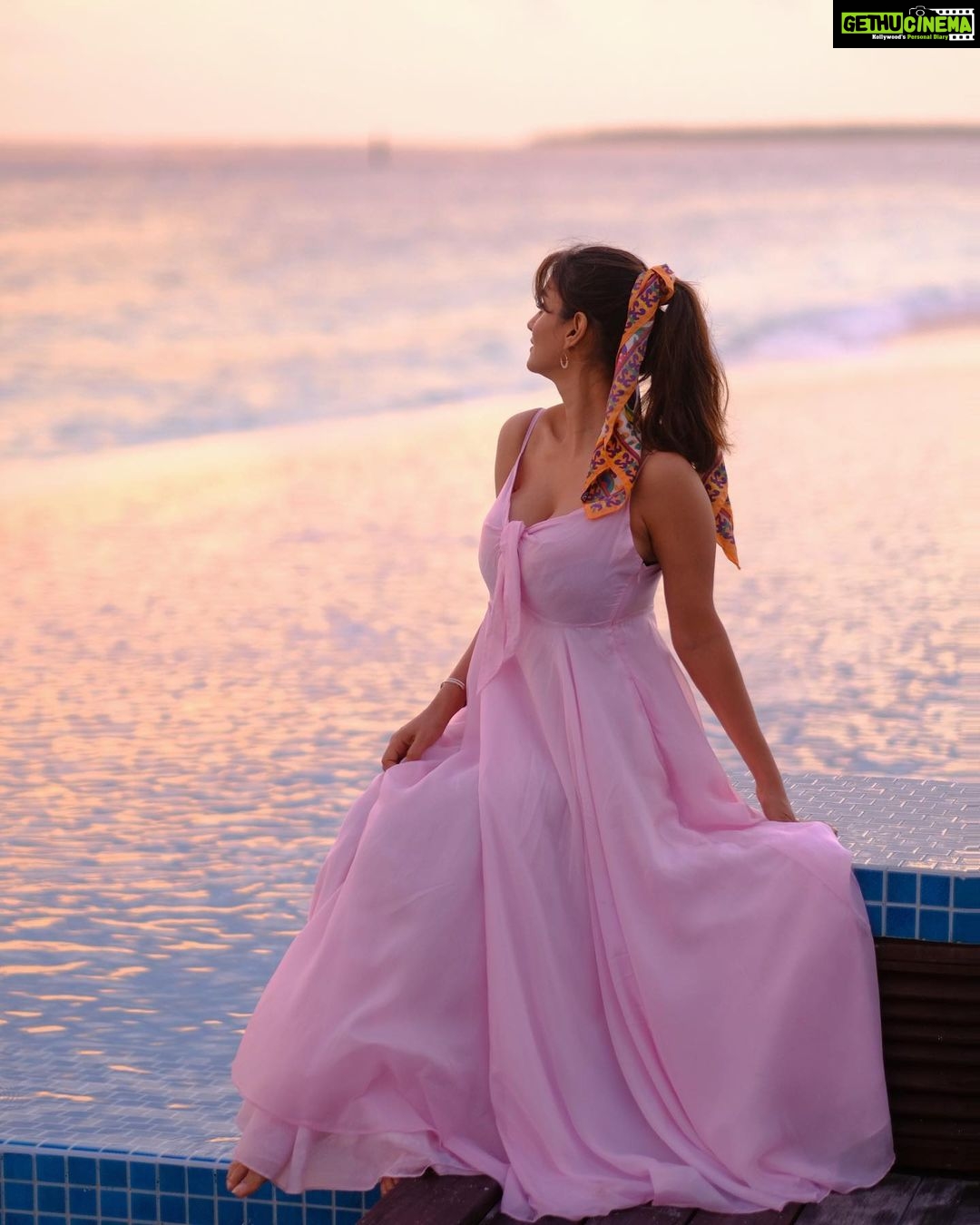 Anveshi Jain Instagram - Beautiful visuals , amazing food and great hospitality at @signaturecollectionmaldives @hideawaybeachmaldives . . . . . #maldives #travel #webstagram #travelgram #holiday #love #pink #sunset #photography #maldivesislands Hideaway Beach Resort & Spa Maldives