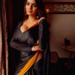 Anveshi Jain Instagram - अपनी नज़र में उठने के लिए अपनों से दूर जाना पड़ता है । Shot by - @sarathshetty MUA- @meraki_by_zainab Mumbai, Maharashtra