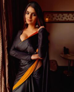 Anveshi Jain Instagram - अपनी नज़र में उठने के लिए अपनों से दूर जाना पड़ता है । Shot by - @sarathshetty MUA- @meraki_by_zainab Mumbai, Maharashtra