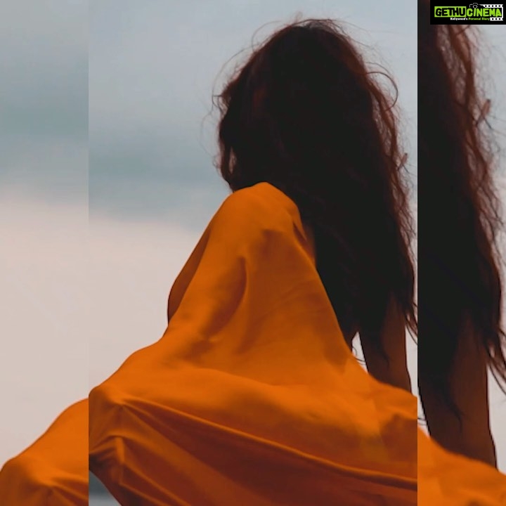 Anveshi Jain Instagram - Spread your wings and fly., sab yahi sikhate hain. Par pankh failane or uchi udaan ke beech girna, baithna or theher kar aram karna bhi utna hi zaruri hai jitna ki pankho ko failana. Ye koi nahi batata . To thehrne ko rukawat na samjhe ... ucha udne ki taiyari samjhe, Khud ko behtar janne ka samay. To Pankh kholein,girein,theher jayein..khud ko or apni udaan ko jaane or akash me chu mantar ho jaye . - @imgauravbisht Mumbai, Maharashtra