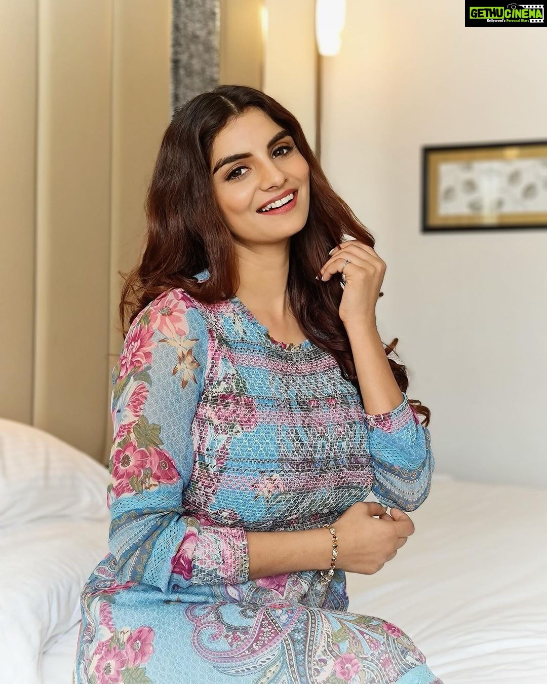 Anveshi Jain Instagram - There is some magic in every city and the people you get to meet and work with . It’s been a sheer pleasure being in Hyderabad, the dedication towards their craft is inspiring. Such simple , grounded people . I love your purity and “ mehmannawaji “. I hope that you are looking forward to see my story in my first upcoming Telugu film “Commitment “. . #love #commitment #hyderabad #onlyyours #anveshijain Thank you @sarathshetty . Love your dedication ! Mumbai, Maharashtra
