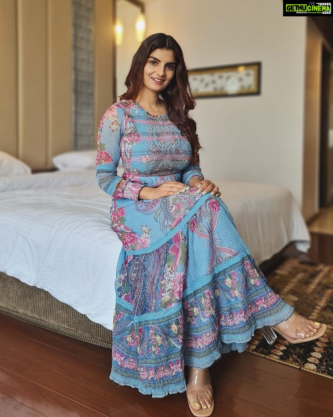 Anveshi Jain Instagram - There is some magic in every city and the people you get to meet and work with . It’s been a sheer pleasure being in Hyderabad, the dedication towards their craft is inspiring. Such simple , grounded people . I love your purity and “ mehmannawaji “. I hope that you are looking forward to see my story in my first upcoming Telugu film “Commitment “. . #love #commitment #hyderabad #onlyyours #anveshijain Thank you @sarathshetty . Love your dedication ! Mumbai, Maharashtra