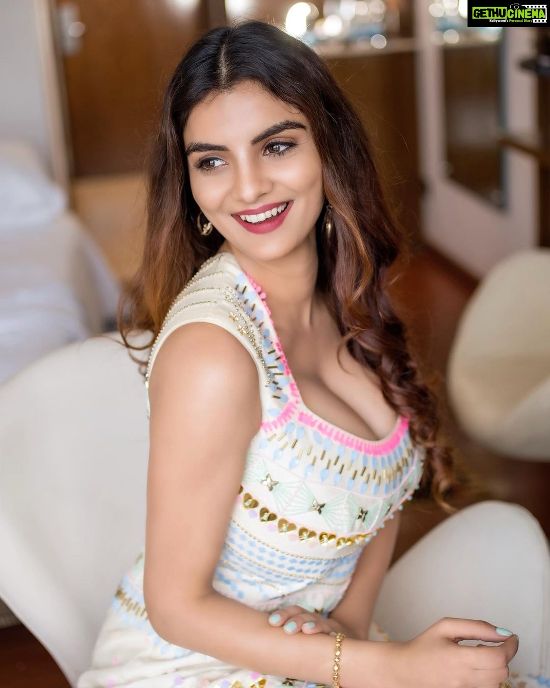 Anveshi Jain - 261.2K Likes - Shot by - @sarathshetty
Outfit by - @papadontpreachbyshubhika
Styled by - @artcantbebothered