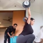 Anveshi Jain Instagram – Progressive overloading ! 
#morning #workout #overheadsquat #squats #loveit ❤️