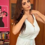 Anveshi Jain Instagram - So I am an ambivert , more on introvert side . I live in a shell and highly selective but right now I want to meet people and have a conversation 💎. The world is so big yet feels so limited . What an irony . 10 thousand People can see me talking but we can’t talk or meet !