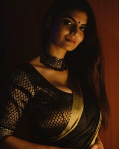 Anveshi Jain Instagram - After Live shoot by - @pranjalj.111 . . . . #anveshijain #anveshi25 #anveshijainapp #love #photography #ootd #saree #picoftheday #goodmorning #indian #woman #photographer #black #gold #photooftheday #instagram #insta Mumbai, Maharashtra