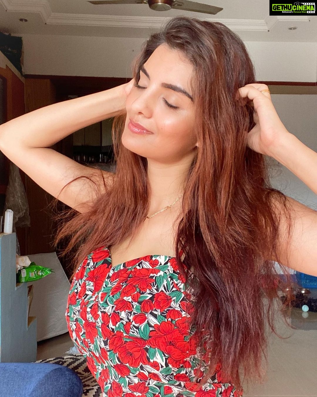 Anveshi Jain Instagram - Good evening! . . #love #goldenhour #red #picoftheday #photooftheday #photography Mumbai, Maharashtra