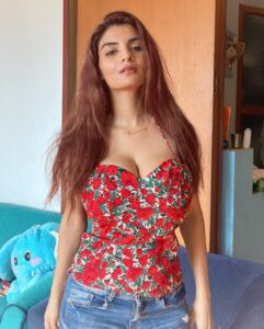 Anveshi Jain Instagram - Good evening! . . #love #goldenhour #red #picoftheday #photooftheday #photography Mumbai, Maharashtra