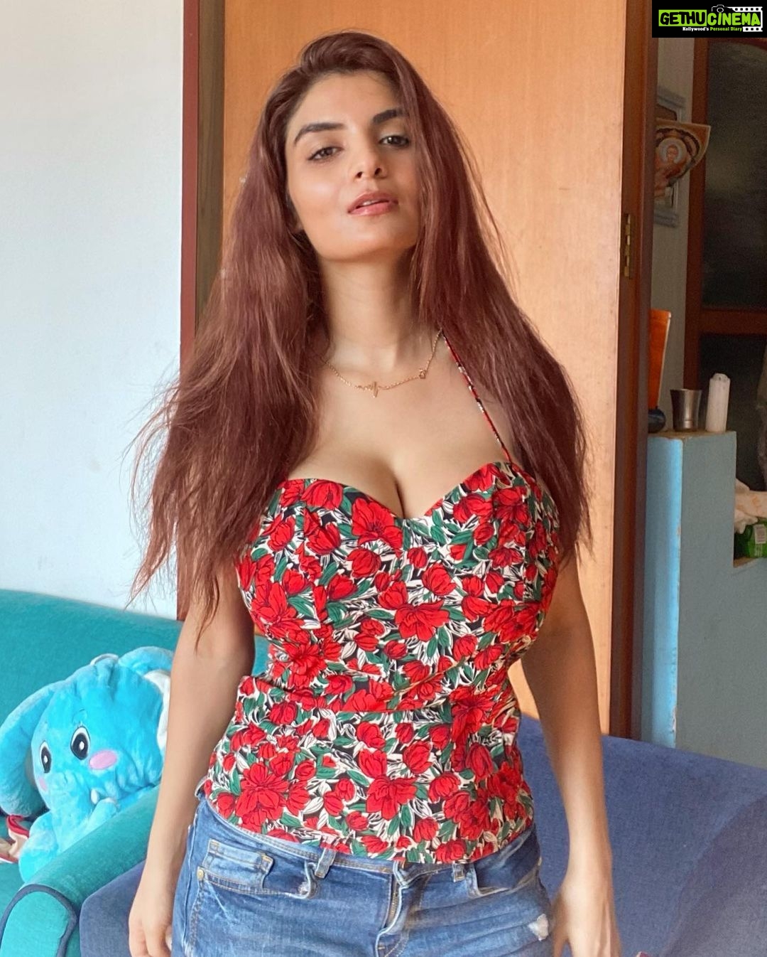 Anveshi Jain Instagram - Good evening! . . #love #goldenhour #red #picoftheday #photooftheday #photography Mumbai, Maharashtra