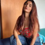 Anveshi Jain Instagram – Good evening! .
.
#love #goldenhour #red #picoftheday #photooftheday #photography Mumbai, Maharashtra