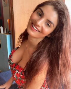 Anveshi Jain Instagram - Good evening! . . #love #goldenhour #red #picoftheday #photooftheday #photography Mumbai, Maharashtra