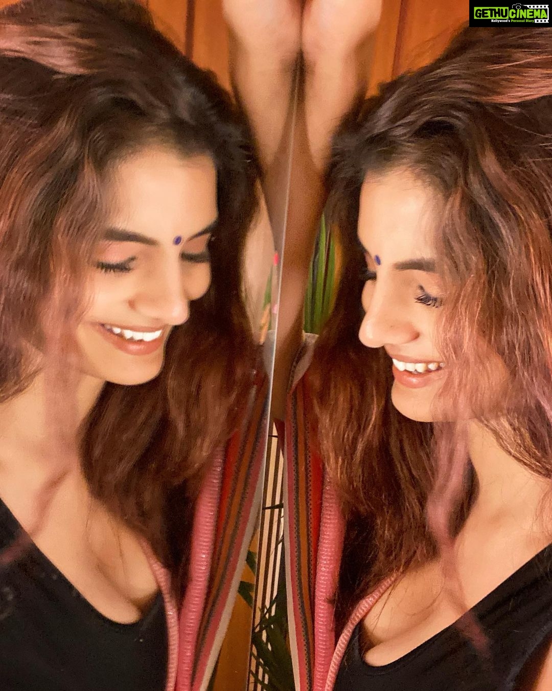 Anveshi Jain Instagram - #anveshijain #saree #love #lol . . . #selfie #portraitphotography #indian #photography #picoftheday #photooftheday #selfies Mumbai, Maharashtra