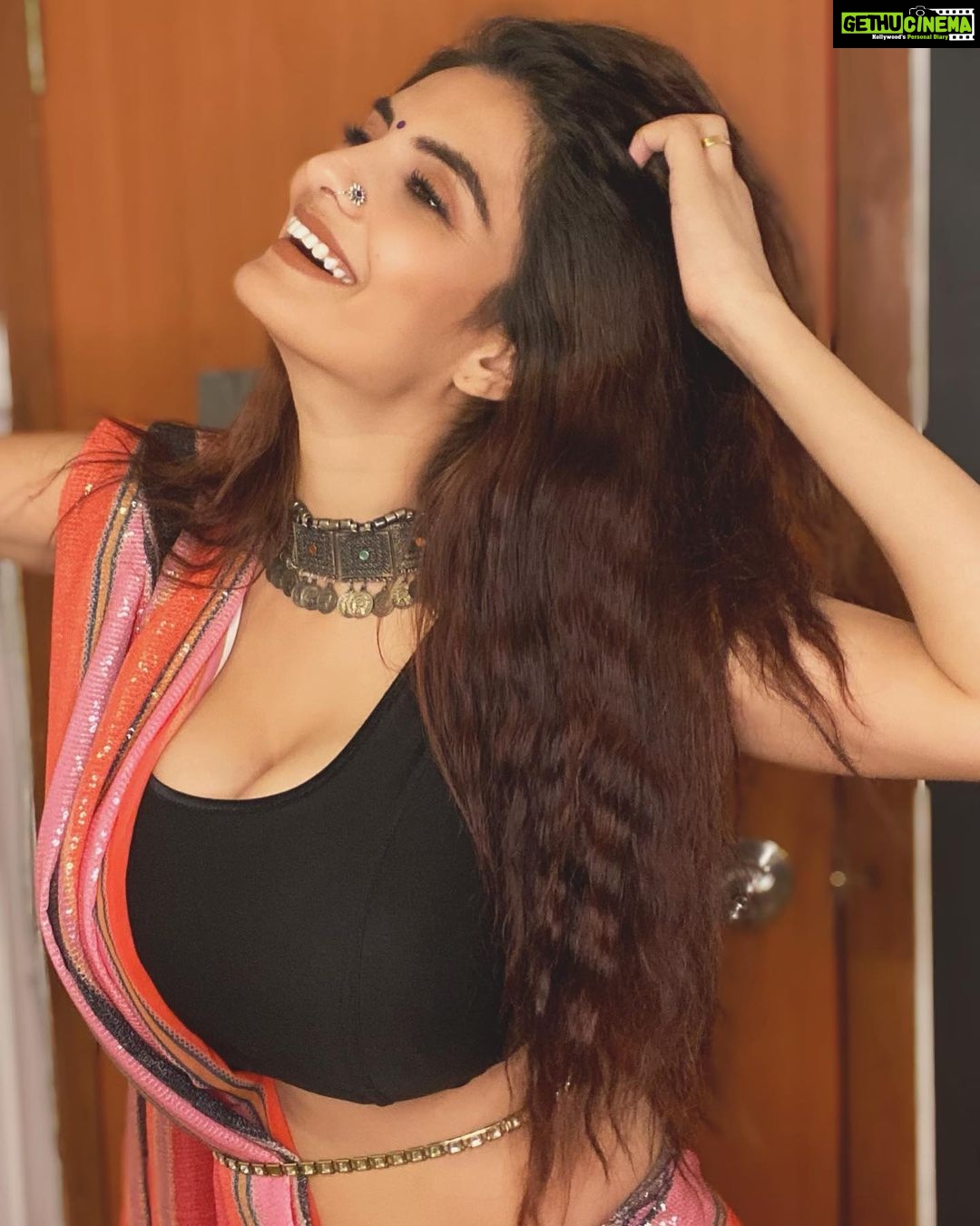 Anveshi Jain Instagram - #anveshijain #saree #love #lol . . . #selfie #portraitphotography #indian #photography #picoftheday #photooftheday #selfies Mumbai, Maharashtra