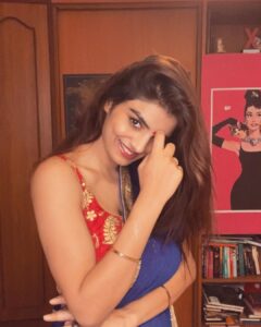 Anveshi Jain Instagram - How I make you like me (u can use it too) 1.Show Palm in your pictures (2nd pic) - it makes you look trustworthy as subconsciously it signals that you are harmless as you are not having any weapon. It comes from Paleolithic Stone Age period where we had fear of being attacked by the fellow for the survival of the fittest . It still works the same way subconsciously. 2. Put your hands close to your face in pictures - it brings attention to the features of your face . If your lips are pretty point your fingers towards lips. 4rth pic highlights my Eyebrow & Eyes. Smile real - Only a real smile gives smile lines also called laugh lines around the eyes and more symmetrical. Actually Understanding Human Behaviours & psychology has made my interaction with you so much fun. I am always using some or the other mind tricks to make you comfortable. On video calls , I always mirror you to make you share and talk more which means I mimic your hand gestures and nodding. #mindovermatter #psychology #humanbehaviouranalysis #bodylanguage101 #anveshijain Mumbai, Maharashtra