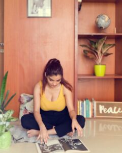 Anveshi Jain Instagram - Cut your own wood and it will warm you twice ! . . #dontwastetime #quarantine #goodreads #sharing #soon Shot by - @whopranjaljain Mumbai, Maharashtra