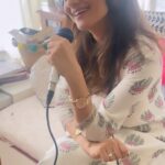 Anveshi Jain Instagram – Aj maine apne ghar me hi song recording ka ek chota sa setup kar lia practice karne ke liye and new originals compose karne k liye ..ye reel lambi hai kyu ki ye song half cover half original hai , rap sung by @omsharma7333 !! Will share full song soon with you !