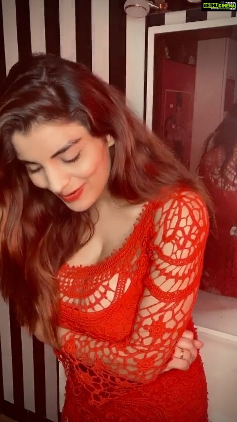 Anveshi Jain Instagram - @jaani777 has written pain so effectively , it amazes me how someone can come up with such lyrics ! ❤️#filhaal #love #lyrics #nostalgia