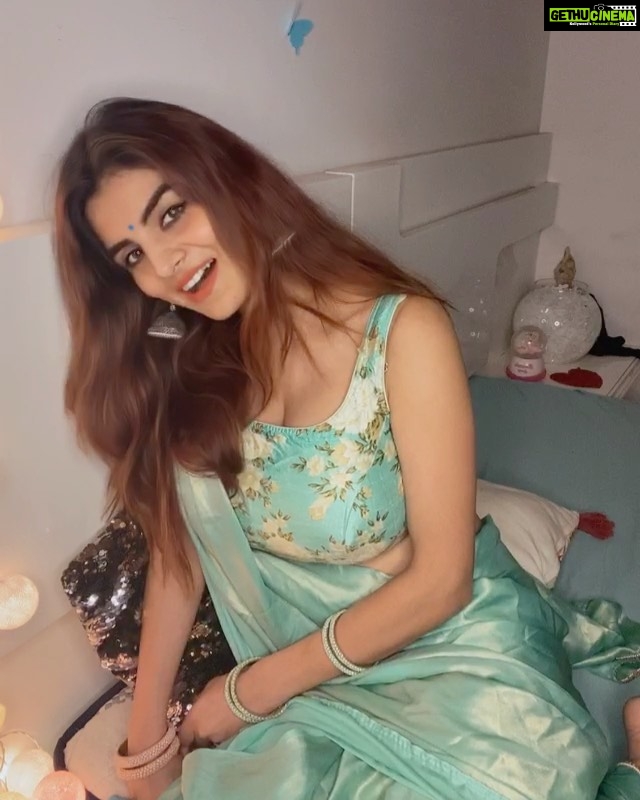 Anveshi Jain Instagram - Glimpse of #lockdownwithanveshi !! #live #livemusic #indian #saree #look #pastel #love #music #ootd #video #videooftheday Mumbai, Maharashtra