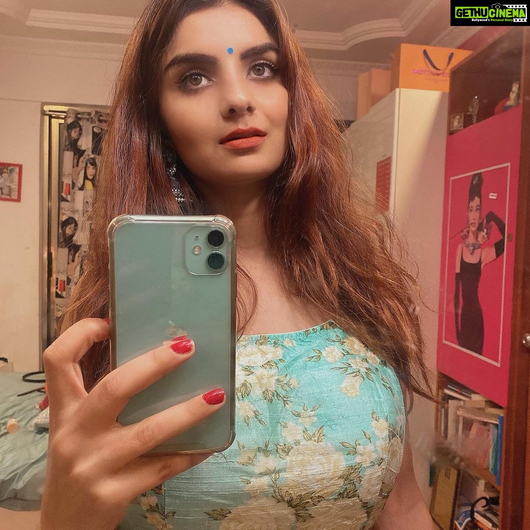 Anveshi Jain Instagram - #selfie post for the first time ! (Comes with the messy hair and the room) Mumbai, Maharashtra