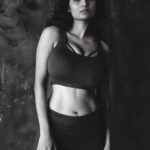 Anveshi Jain Instagram - Well, hello again ! Workout routine- mainly training glutes & abs Stretching in Cat Cow position then 3 sets of 25 -Squats 3 sets of 25 -sumo squats 2 sets of 20 - lunges 3 sets of 25 - glutes bridge & crunches -75 . #photography #photoshoot #pic #photo #photooftheday #ootd #workout #fitness #lifestyle #love Mumbai, Maharashtra