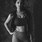 Anveshi Jain Instagram - Well, hello again ! Workout routine- mainly training glutes & abs Stretching in Cat Cow position then 3 sets of 25 -Squats 3 sets of 25 -sumo squats 2 sets of 20 - lunges 3 sets of 25 - glutes bridge & crunches -75 . #photography #photoshoot #pic #photo #photooftheday #ootd #workout #fitness #lifestyle #love Mumbai, Maharashtra