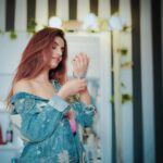 Anveshi Jain Instagram - How to know if a girl is attracted to you Here are the signs to lookout for :- १. if women engage in flirtatious body language and behaviour, then they Expose neck or keep their hair down to accentuate femininity. Look out for: Tilted heads to Expose pheromones, and hands and wrists visible to show soft skin ( somewhat like this picture ) . २. Both men and women’s voices lower when they’re talking to someone they’re attracted to, which means that if she sounds husky, she’s likely into you. Listen out for: A drop in the pitch of her voice ३.People who feel an affinity toward one another are likely to mirror each other’s body positions. Look out for: Raising glasses in sync and other mimicked actions Look out for: Her feet pointing towards you, and not the exit Xoxo #datingtips #formen #love #anveshijain #bodylanguage Shot by - @niteshsquare Mumbai, Maharashtra