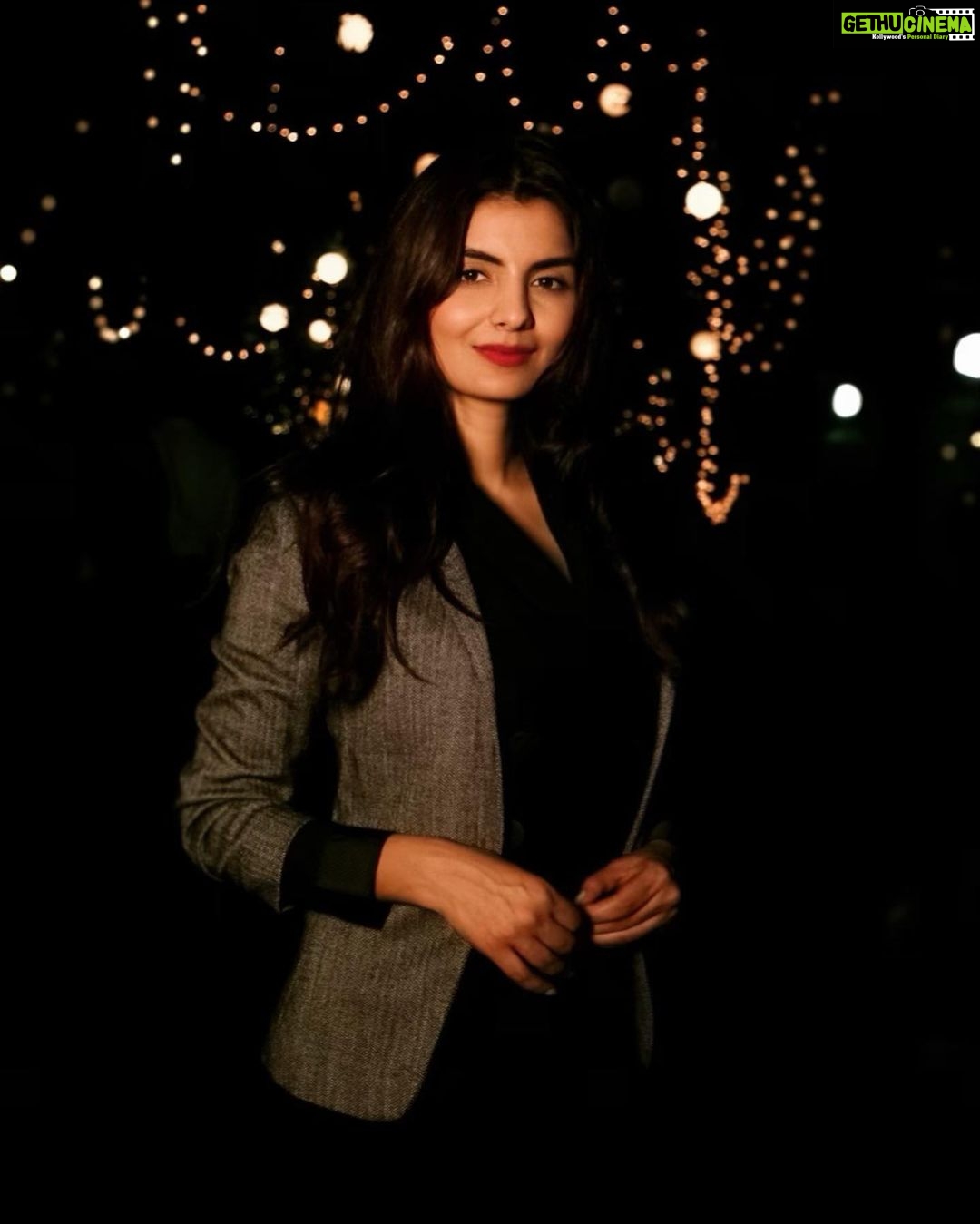 Anveshi Jain Instagram - Merry Christmas 🎄 I love you ❤️#merrychristmas #christmas #love #photography #photoshoot #goodevening #black #winter #christmastime #grateful Shot by : @pranjal_kjain