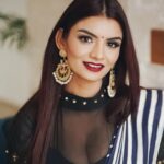 Anveshi Jain Instagram - आज दोपहर उनके साथ क्या गुज़ारी धूप भी अफ़ीमी लगी ।। Jewellery: @ginifashionofficial MUA: @gunjanpandey Designer: @karishmahingorani1992 Radio Mirchi Ahmedabad