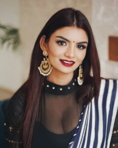 Anveshi Jain Instagram - आज दोपहर उनके साथ क्या गुज़ारी धूप भी अफ़ीमी लगी ।। Jewellery: @ginifashionofficial MUA: @gunjanpandey Designer: @karishmahingorani1992 Radio Mirchi Ahmedabad