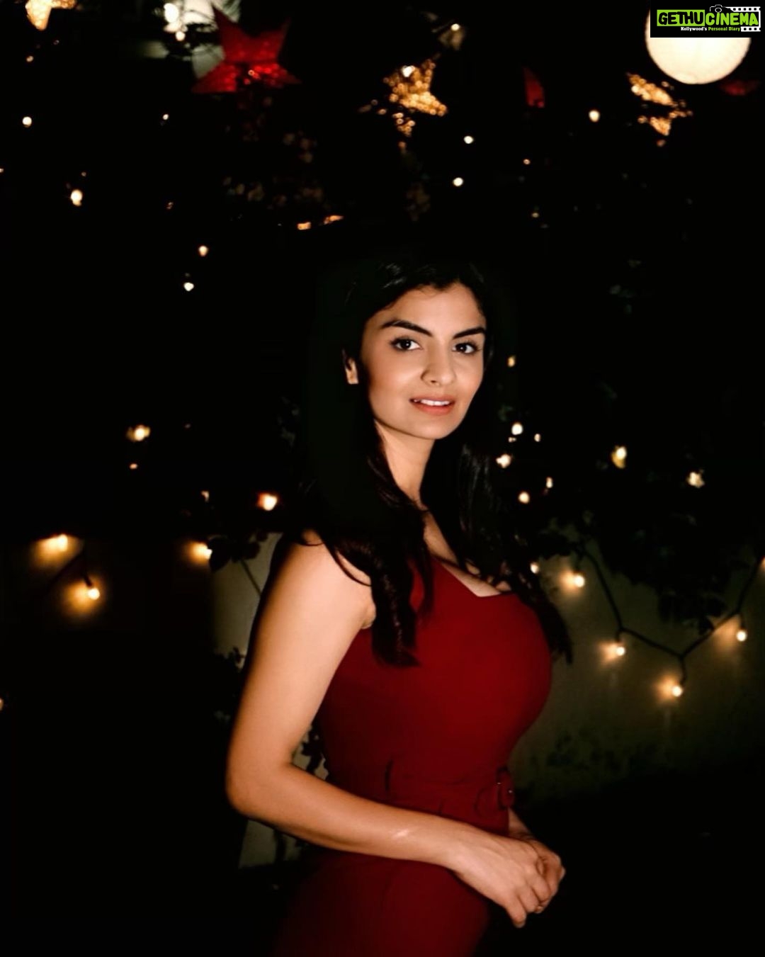 Anveshi Jain Instagram - Merry Christmas 🎄 I love you ❤️#merrychristmas #christmas #love #photography #photoshoot #goodevening #black #winter #christmastime #grateful Shot by : @pranjal_kjain