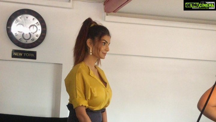 Anveshi Jain Instagram - Before the looks become killer ,they are tested ! Styled by : @minishamendonza #looktest #webseries #anveshijain #photography #shooting Mumbai, Maharashtra